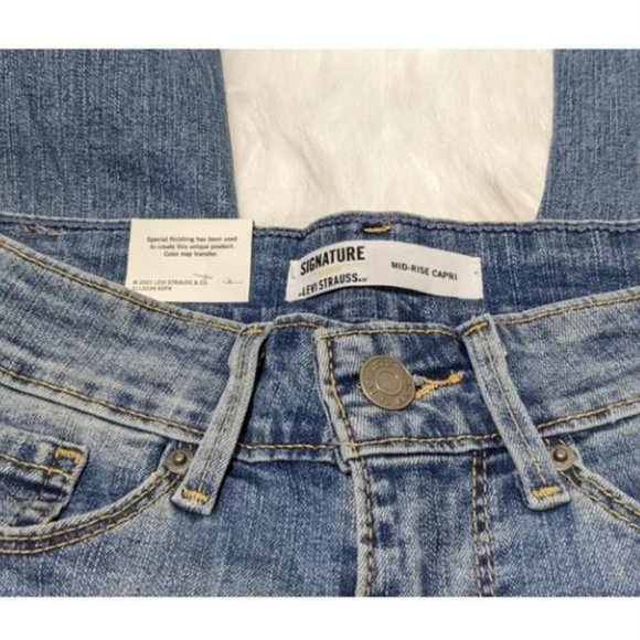 NWT Women's Levi Strauss Denim Capris - Picture 3 of 6